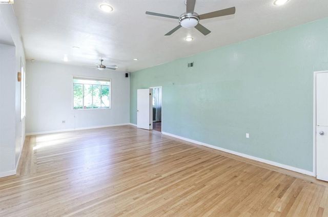 2944 Webster St, Oakland, CA 94609