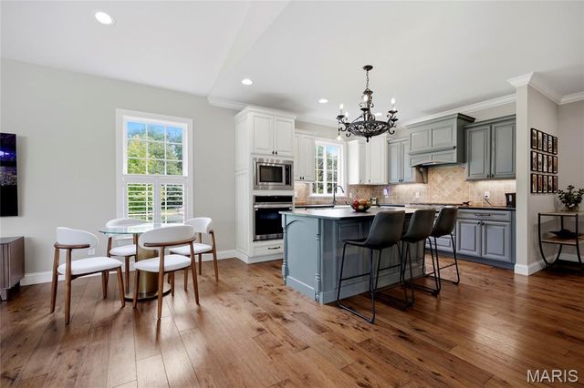 702 Champeix Lane, Creve Coeur, MO 63141