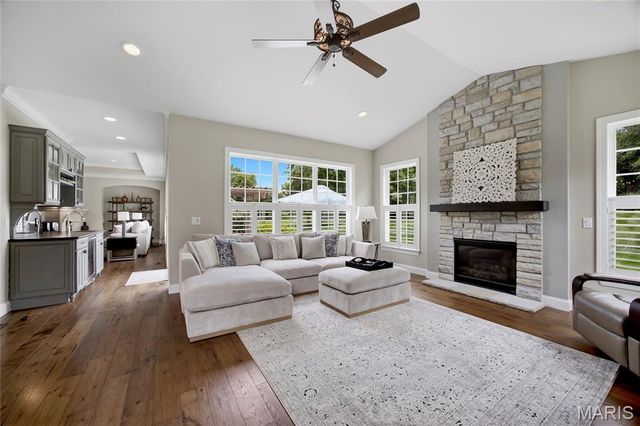 702 Champeix Lane, Creve Coeur, MO 63141