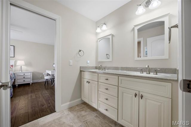 702 Champeix Lane, Creve Coeur, MO 63141