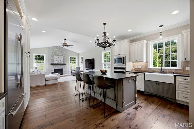 702 Champeix Lane, Creve Coeur, MO 63141
