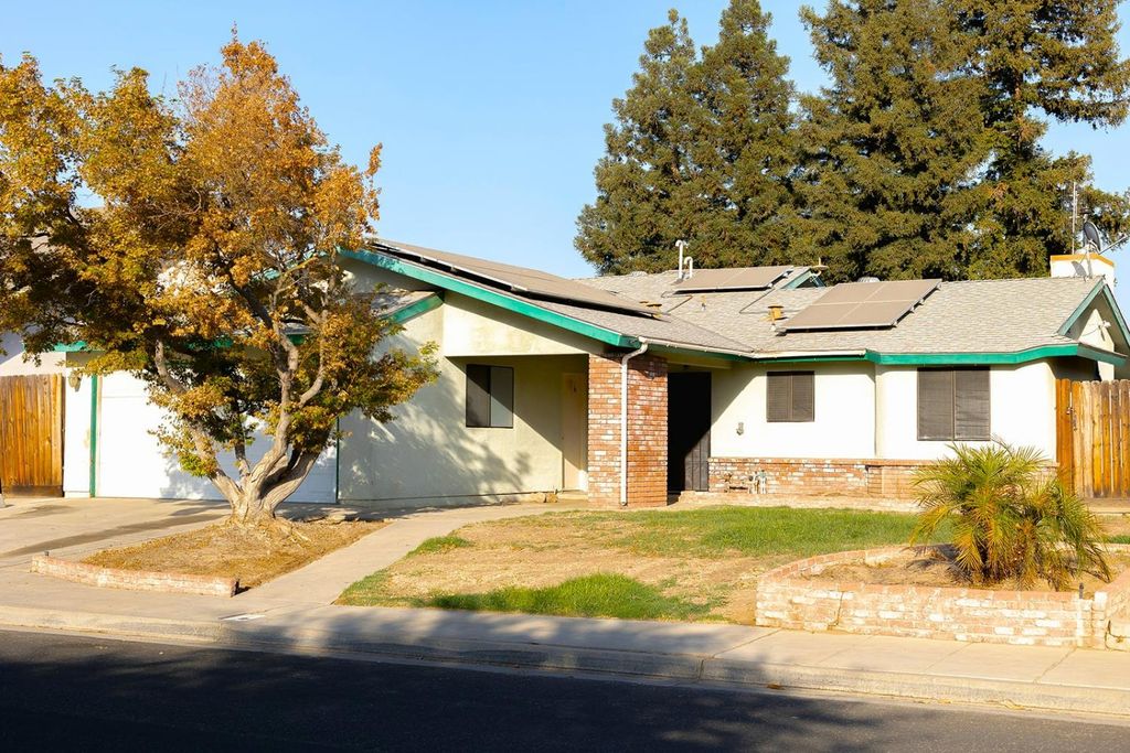 3585 Sunnyside Avenue, Clovis, CA 93611