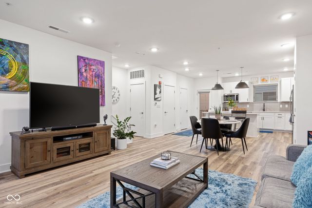 727 N Illinois Street 204, Indianapolis, IN 46204