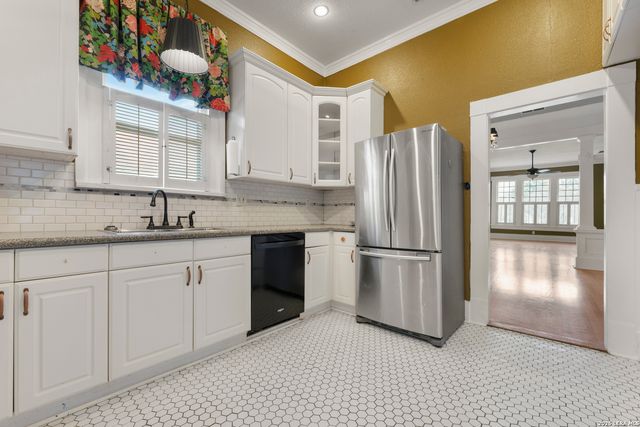 1122 W Summit, San Antonio, TX 78201