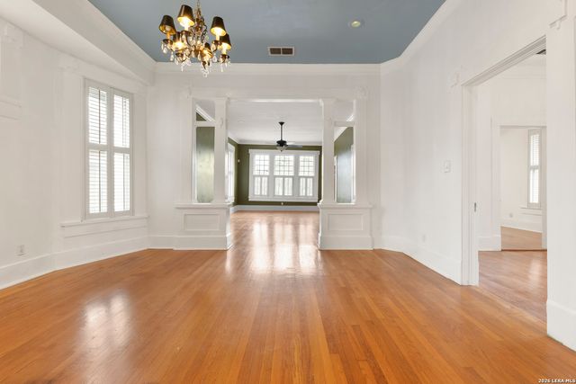 1122 W Summit, San Antonio, TX 78201