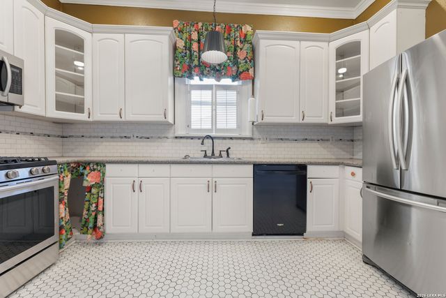 1122 W Summit, San Antonio, TX 78201