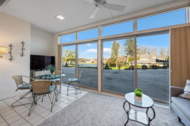 1 N Dee Road 1C, Park Ridge, IL 60068