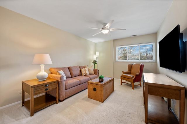 1 N Dee Road 1C, Park Ridge, IL 60068
