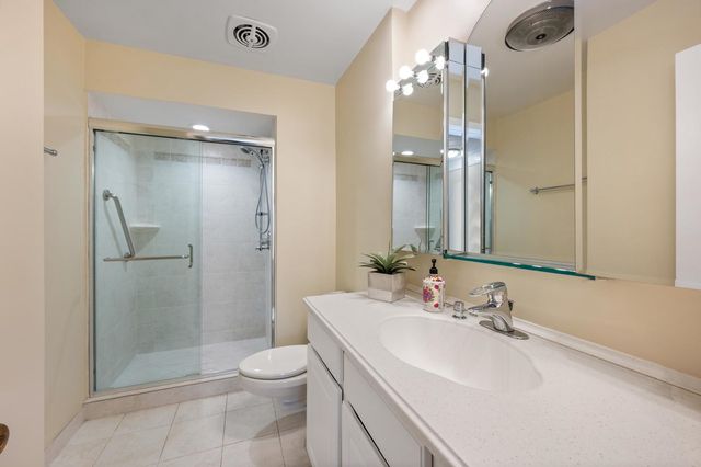 1 N Dee Road 1C, Park Ridge, IL 60068