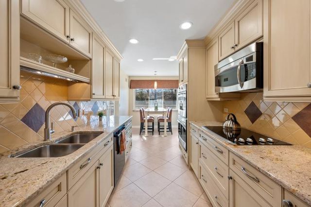1 N Dee Road 1C, Park Ridge, IL 60068