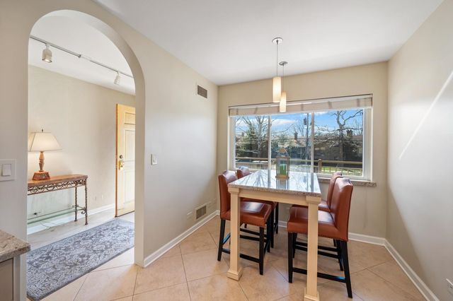 1 N Dee Road 1C, Park Ridge, IL 60068