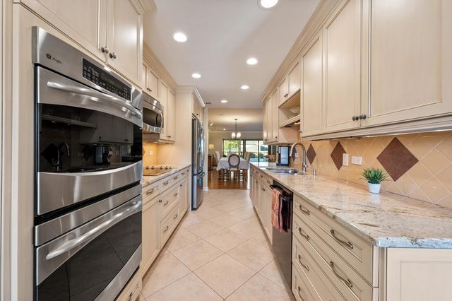 1 N Dee Road 1C, Park Ridge, IL 60068