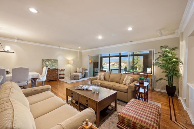 1 N Dee Road 1C, Park Ridge, IL 60068