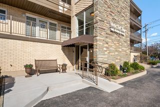 1 N Dee Road 1C, Park Ridge, IL 60068