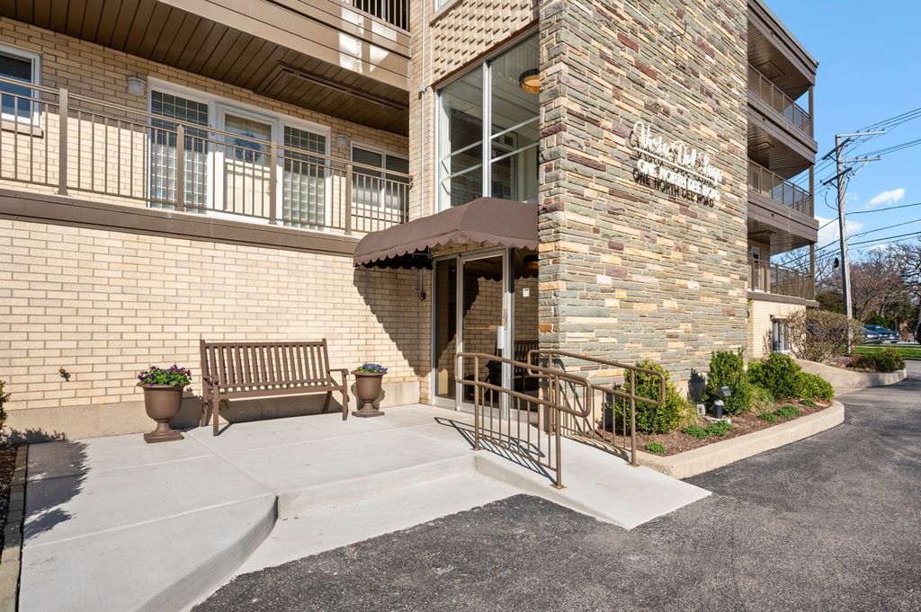 1 N Dee Road 1C, Park Ridge, IL 60068