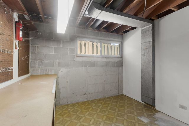 1042 W Central Road, Mount Prospect, IL 60056