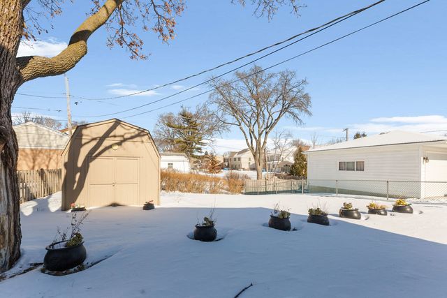 1042 W Central Road, Mount Prospect, IL 60056