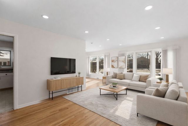 1042 W Central Road, Mount Prospect, IL 60056