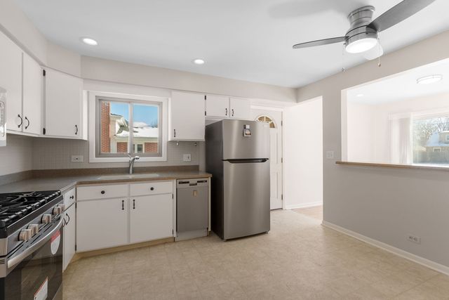 1042 W Central Road, Mount Prospect, IL 60056