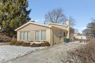 1042 W Central Road, Mount Prospect, IL 60056