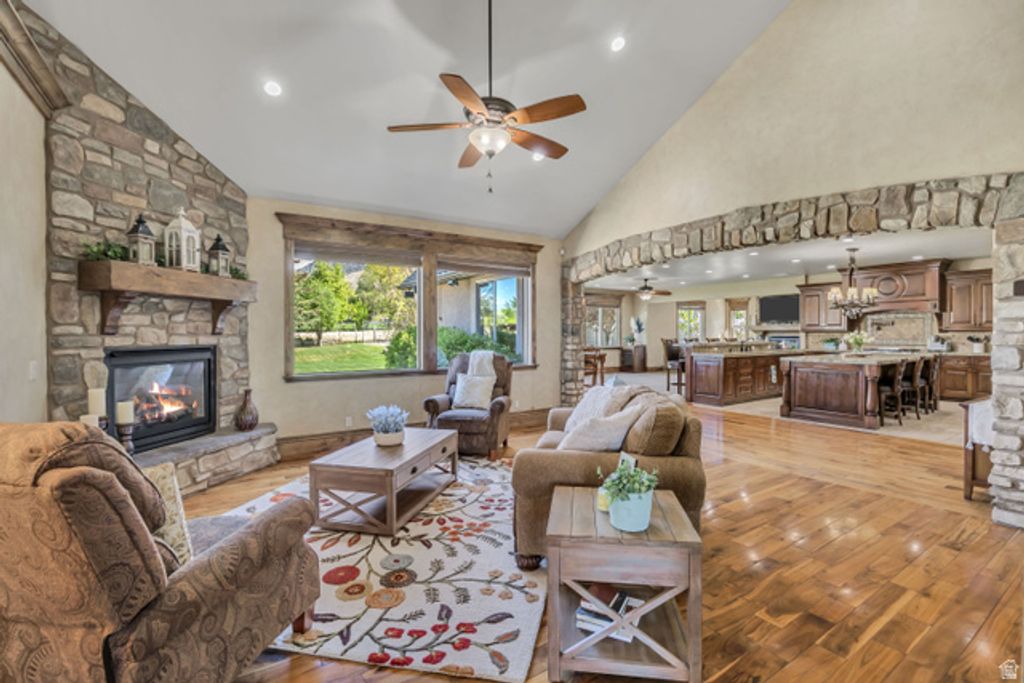 Image 10 of property listing at 812 W 4230 N, Pleasant Grove, UT 84062