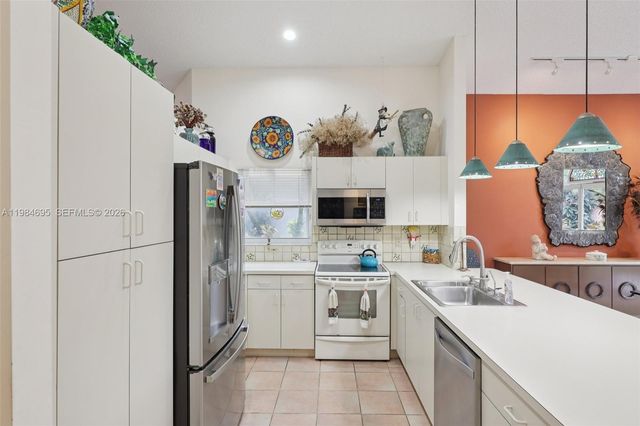 15201 S Wilshire Cir S, Pembroke Pines, FL 33027