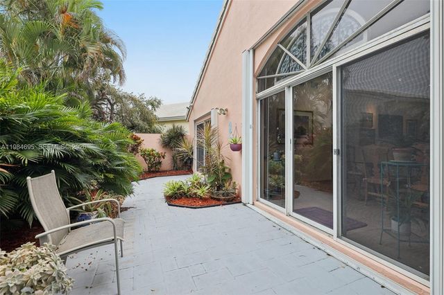 15201 S Wilshire Cir S, Pembroke Pines, FL 33027