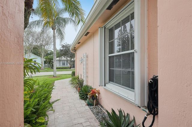 15201 S Wilshire Cir S, Pembroke Pines, FL 33027