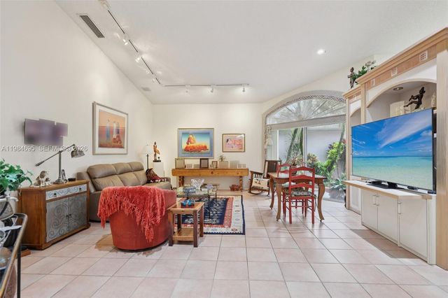 15201 S Wilshire Cir S, Pembroke Pines, FL 33027