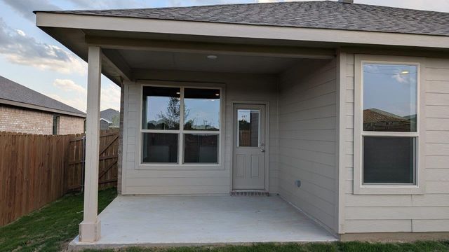 1001 TRACTION Trail, Cleburne, TX 76031