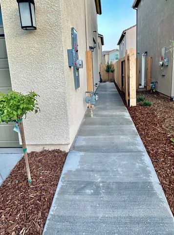 1122 Elevations Way W, Madera, CA 93636