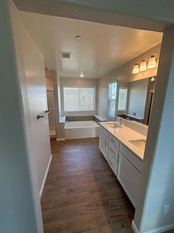 1122 Elevations Way W, Madera, CA 93636