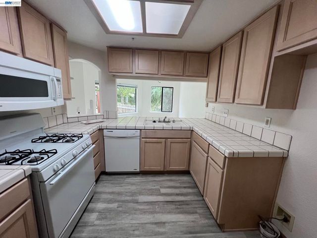 21239 Gary Dr 202E, Hayward, CA 94546