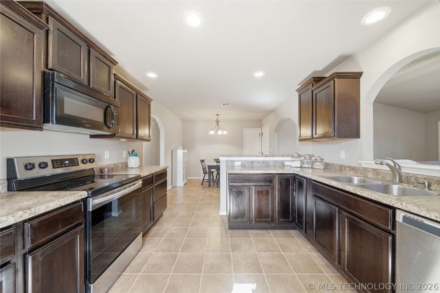 8662 S 262nd East Avenue, Broken Arrow, OK 74014