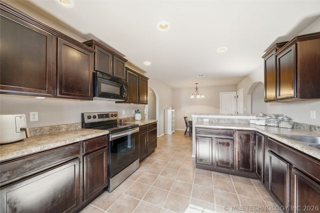 8662 S 262nd East Avenue, Broken Arrow, OK 74014