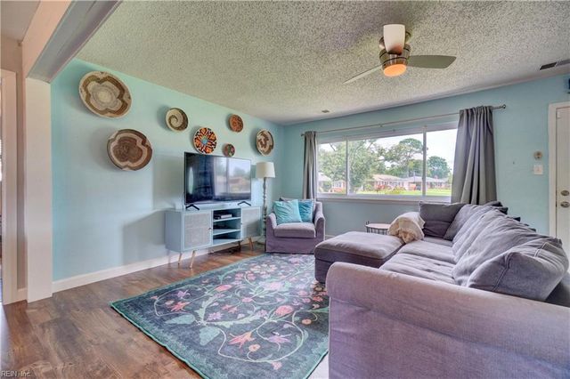 869 Hunting Hill LN, Virginia Beach, VA 23455