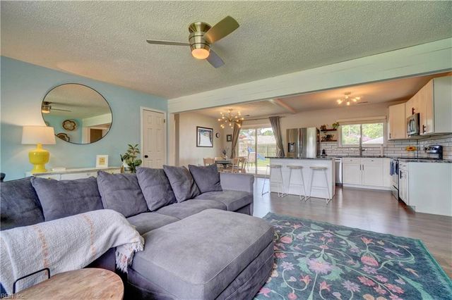 869 Hunting Hill LN, Virginia Beach, VA 23455