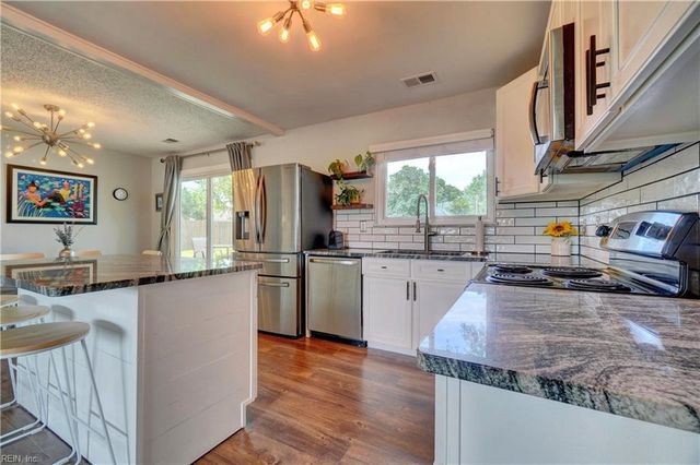 869 Hunting Hill LN, Virginia Beach, VA 23455