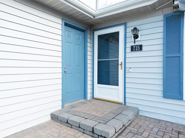 715 Lakeside Drive, Waterford Charter Township, MI 48328