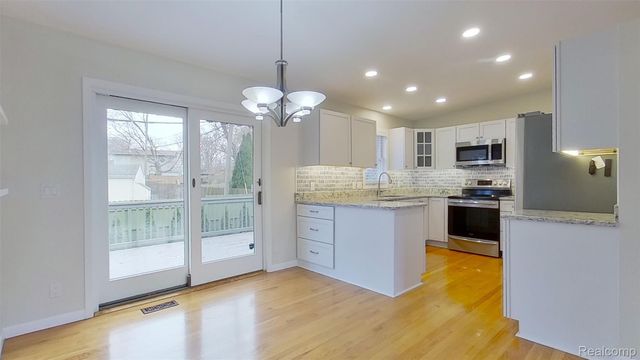 715 Lakeside Drive, Waterford Charter Township, MI 48328