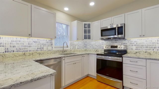 715 Lakeside Drive, Waterford Charter Township, MI 48328