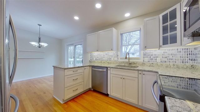 715 Lakeside Drive, Waterford Charter Township, MI 48328