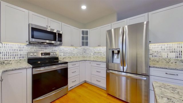 715 Lakeside Drive, Waterford Charter Township, MI 48328