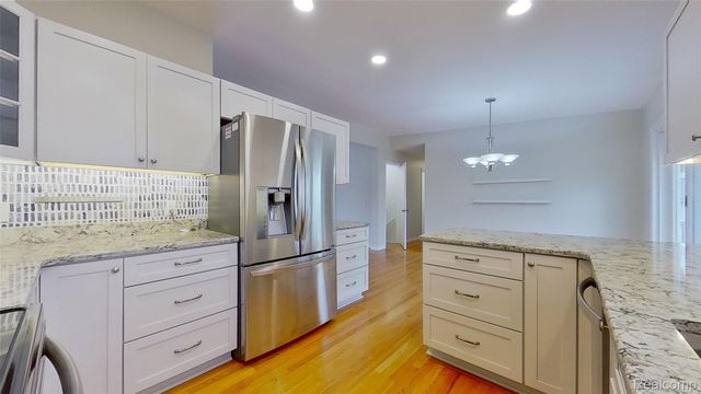 715 Lakeside Drive, Waterford Charter Township, MI 48328