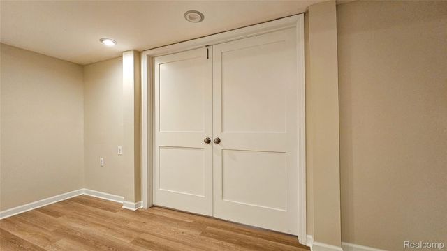 715 Lakeside Drive, Waterford Charter Township, MI 48328