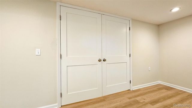 715 Lakeside Drive, Waterford Charter Township, MI 48328