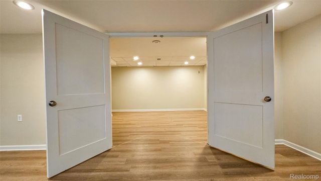 715 Lakeside Drive, Waterford Charter Township, MI 48328