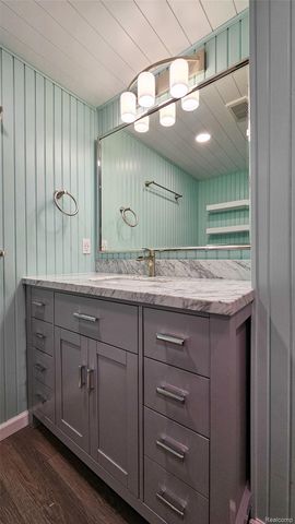 715 Lakeside Drive, Waterford Charter Township, MI 48328