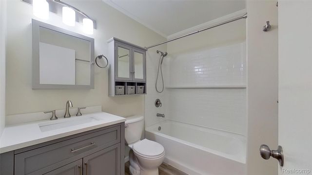 715 Lakeside Drive, Waterford Charter Township, MI 48328