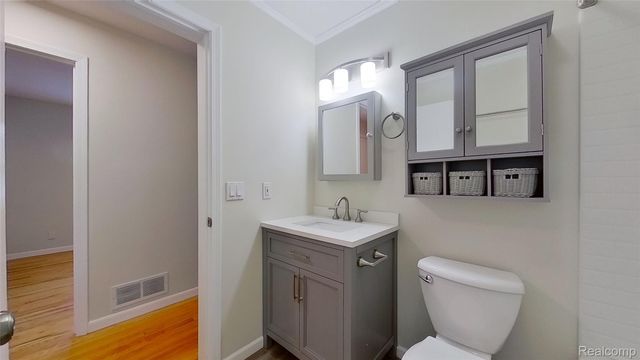 715 Lakeside Drive, Waterford Charter Township, MI 48328